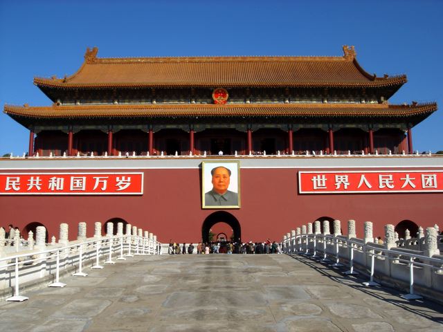 http://cnreviews.com/wp-content/uploads/2009/12/beijing-tiananmen-square.jpg